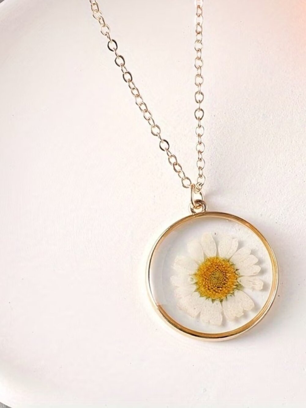 🆕️ Artisan Real Floral & Resin Gold Necklace Daisey Flower Pendant Round NWOT